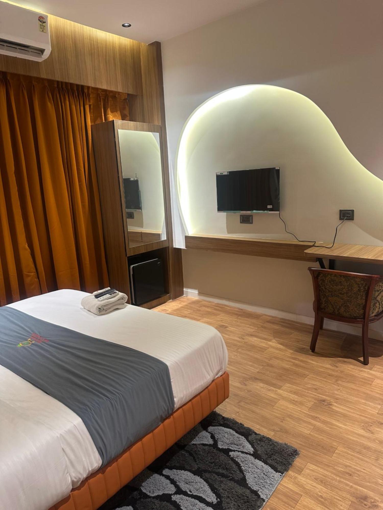 Hotel Victoria Prime Surat Ngoại thất bức ảnh