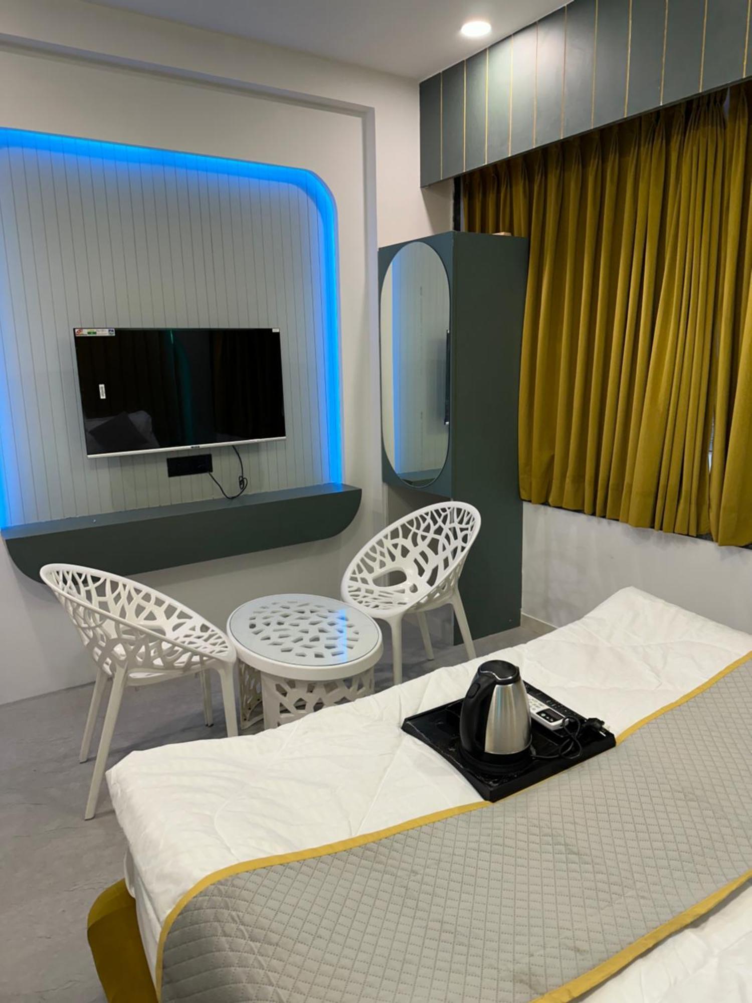Hotel Victoria Prime Surat Ngoại thất bức ảnh