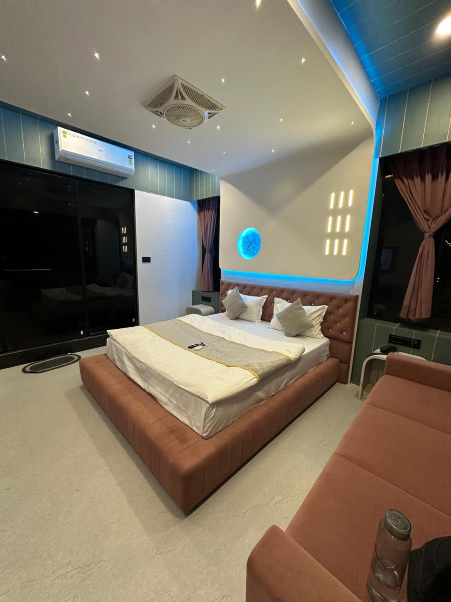 Hotel Victoria Prime Surat Ngoại thất bức ảnh
