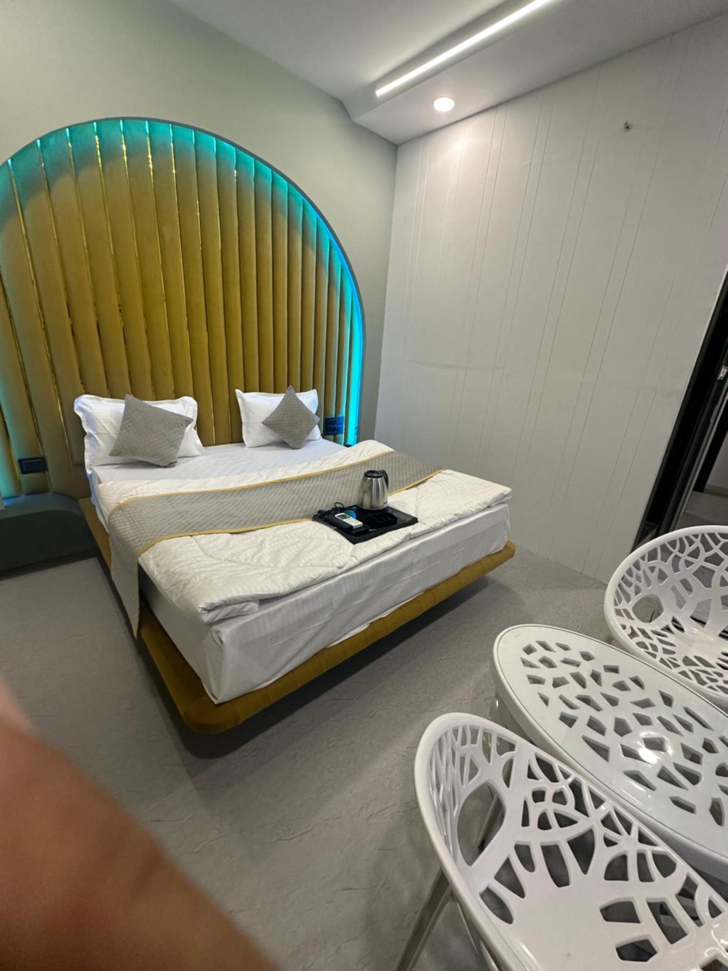 Hotel Victoria Prime Surat Ngoại thất bức ảnh