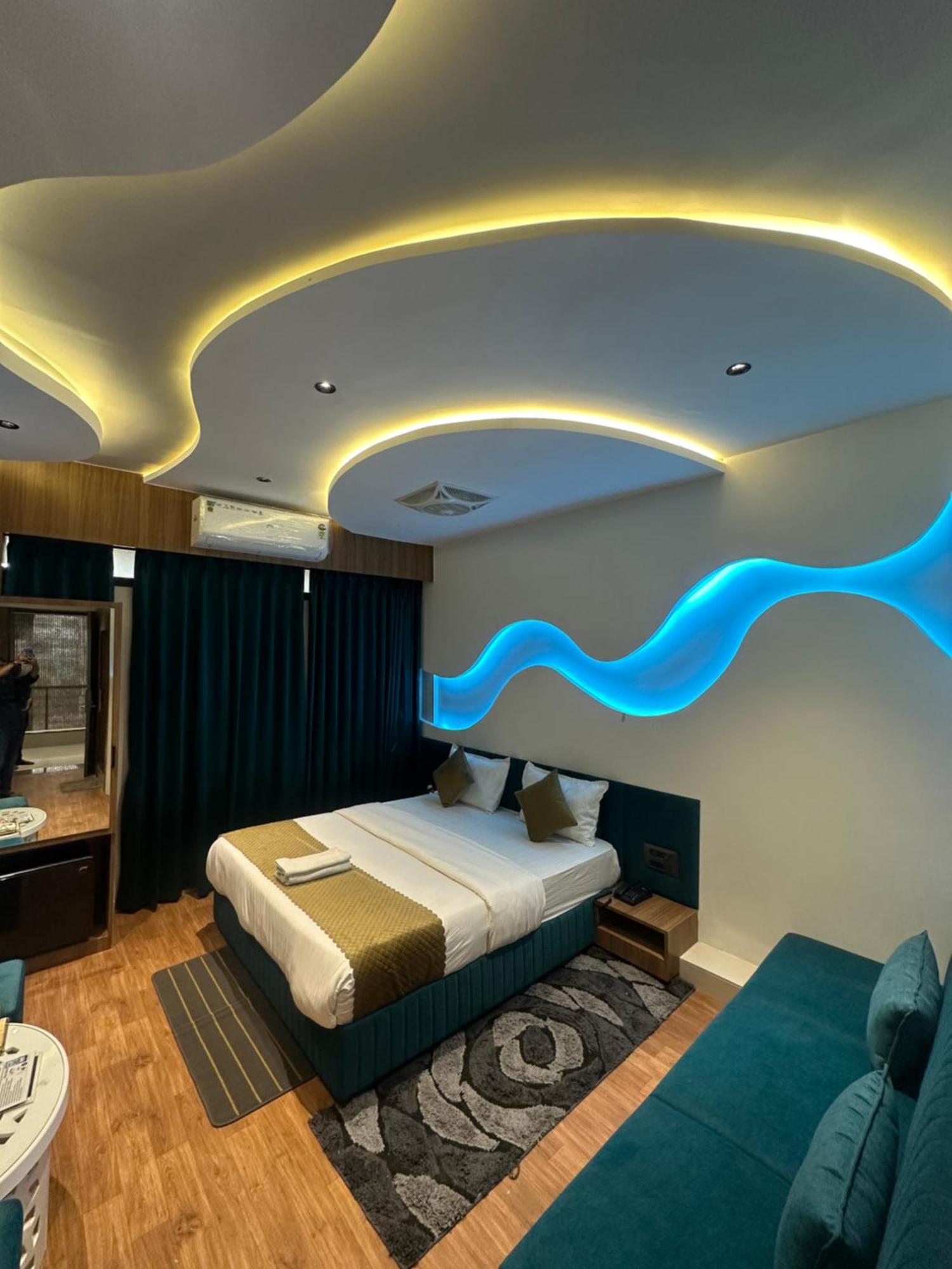 Hotel Victoria Prime Surat Ngoại thất bức ảnh