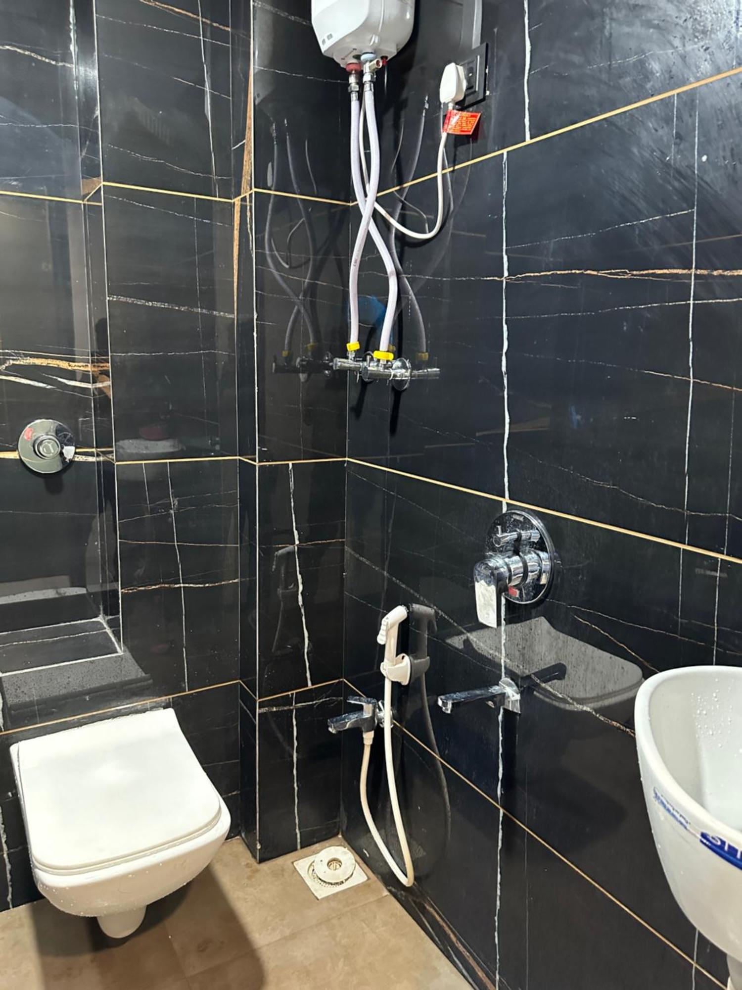 Hotel Victoria Prime Surat Ngoại thất bức ảnh