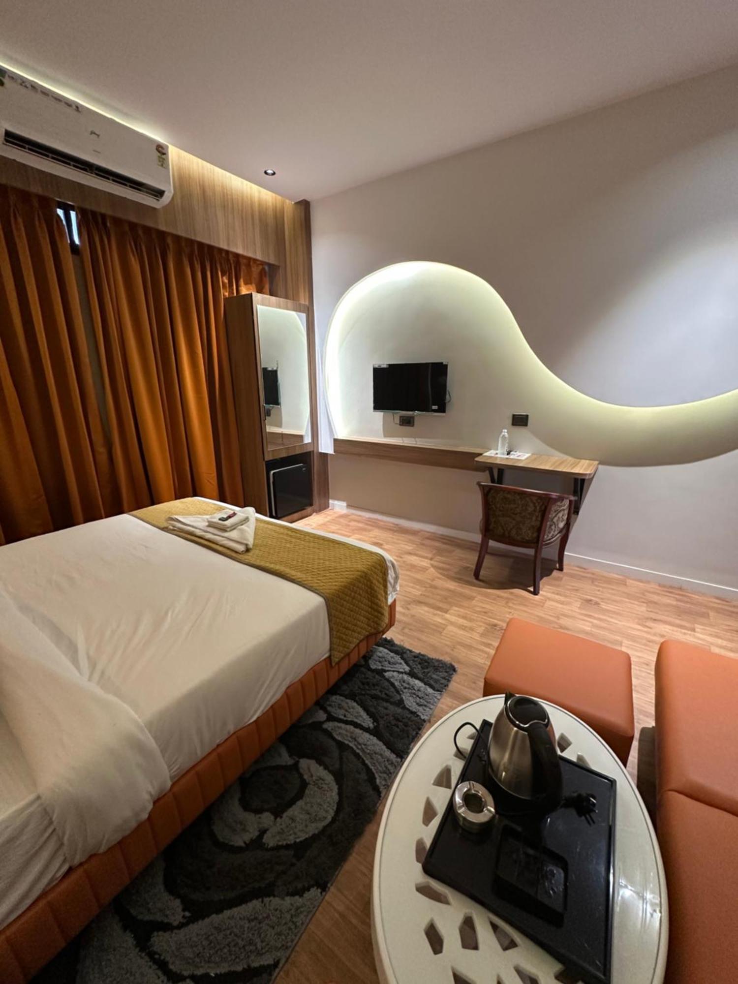 Hotel Victoria Prime Surat Ngoại thất bức ảnh